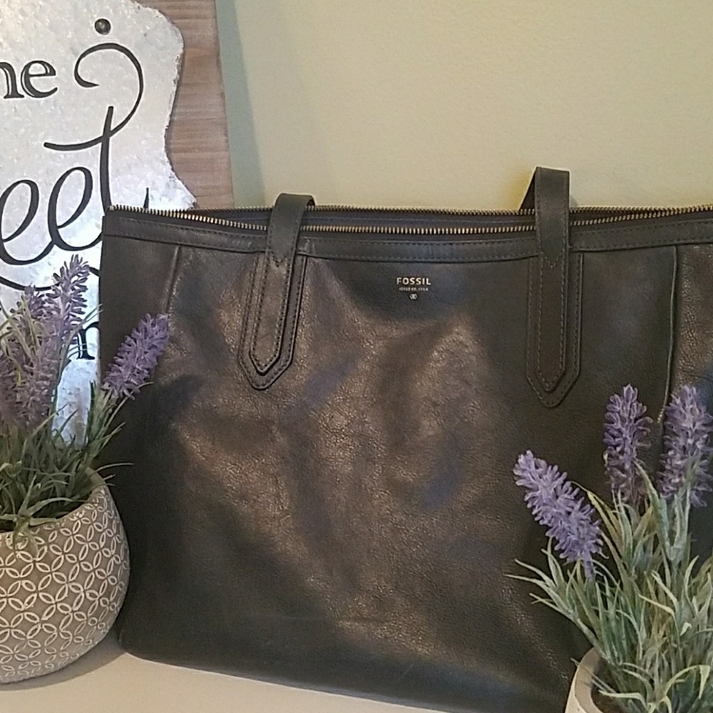 Fossil tote